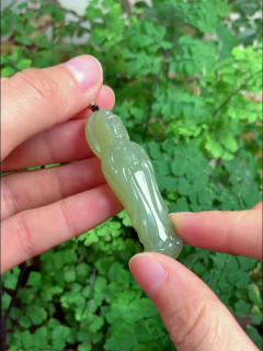李默然戴和田玉吊坠后气质大变