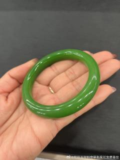 和田玉碧玉手镯57口径,俄碧老矿料子.果阳绿色,颜色纯正,玉质细腻油润
